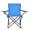 Il picnic all'aperto di pesca della spiaggia mette in mostra la sedia di campo piegante portatile con il supporto di tazza